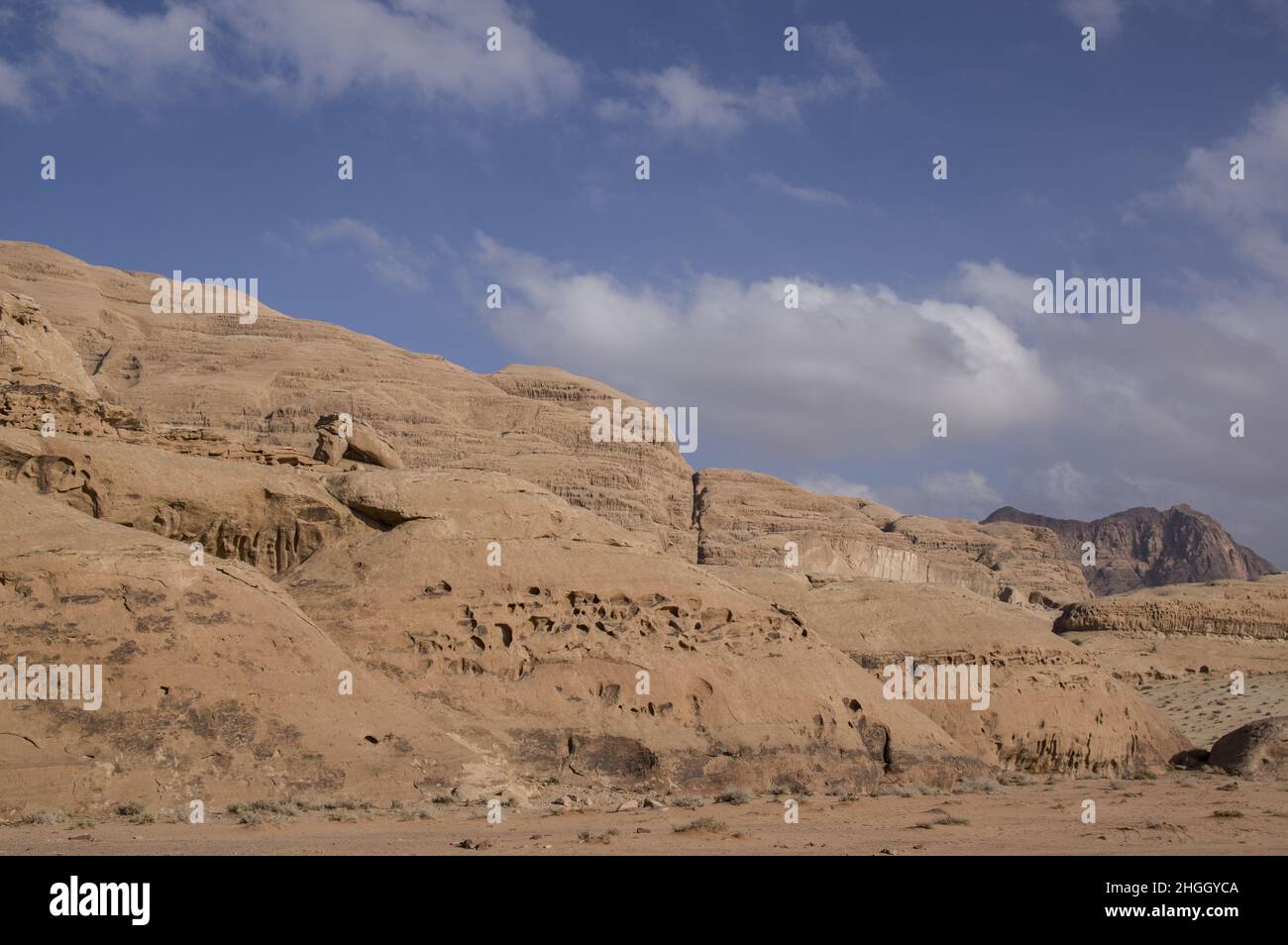 Wüstenlandschaft des Wadi Rum, einer Schlucht in Jordanien mit rotem Sand und Felswänden. Stockfoto