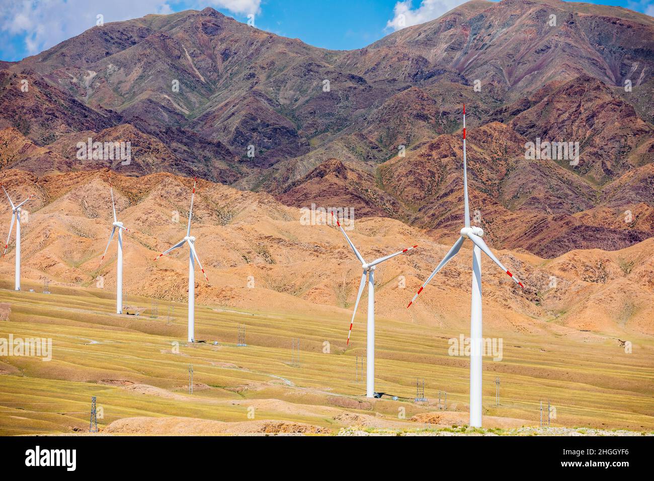 Stromerzeugung aus Windenergie und Naturlandschaft in den Bergen in Xinjiang, China. Stockfoto