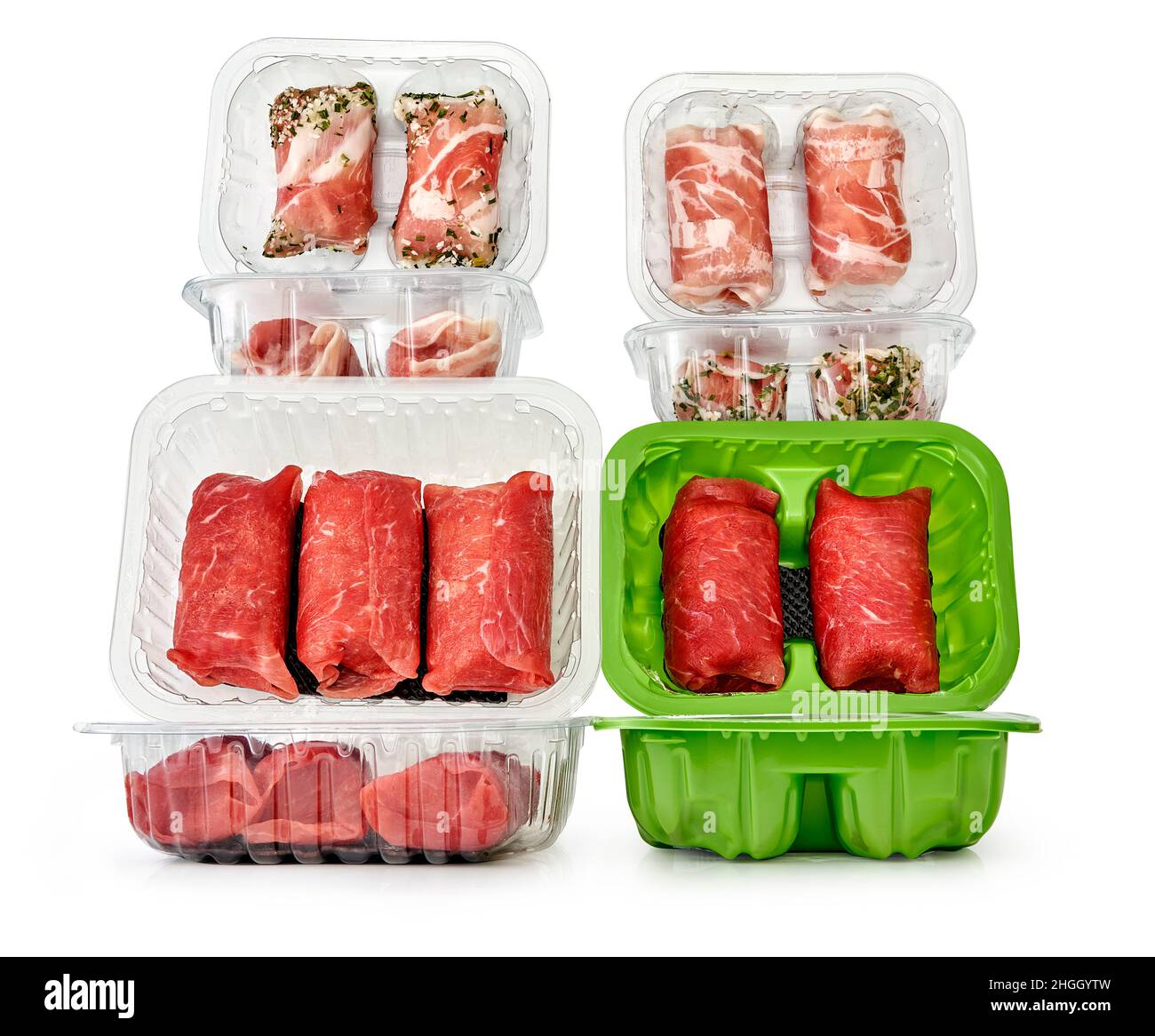 Verpackte Fleischstücke in einem Studio-Setting, isoliert auf Weiß. Stockfoto