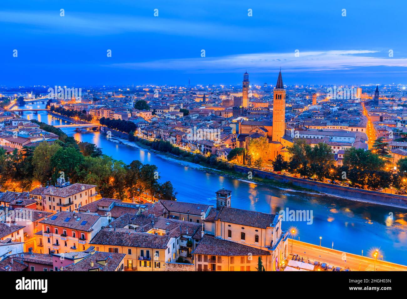 Verona, Italien. Blick auf die Altstadt von Verona und den Fluss Etsch in der Abenddämmerung. Stockfoto