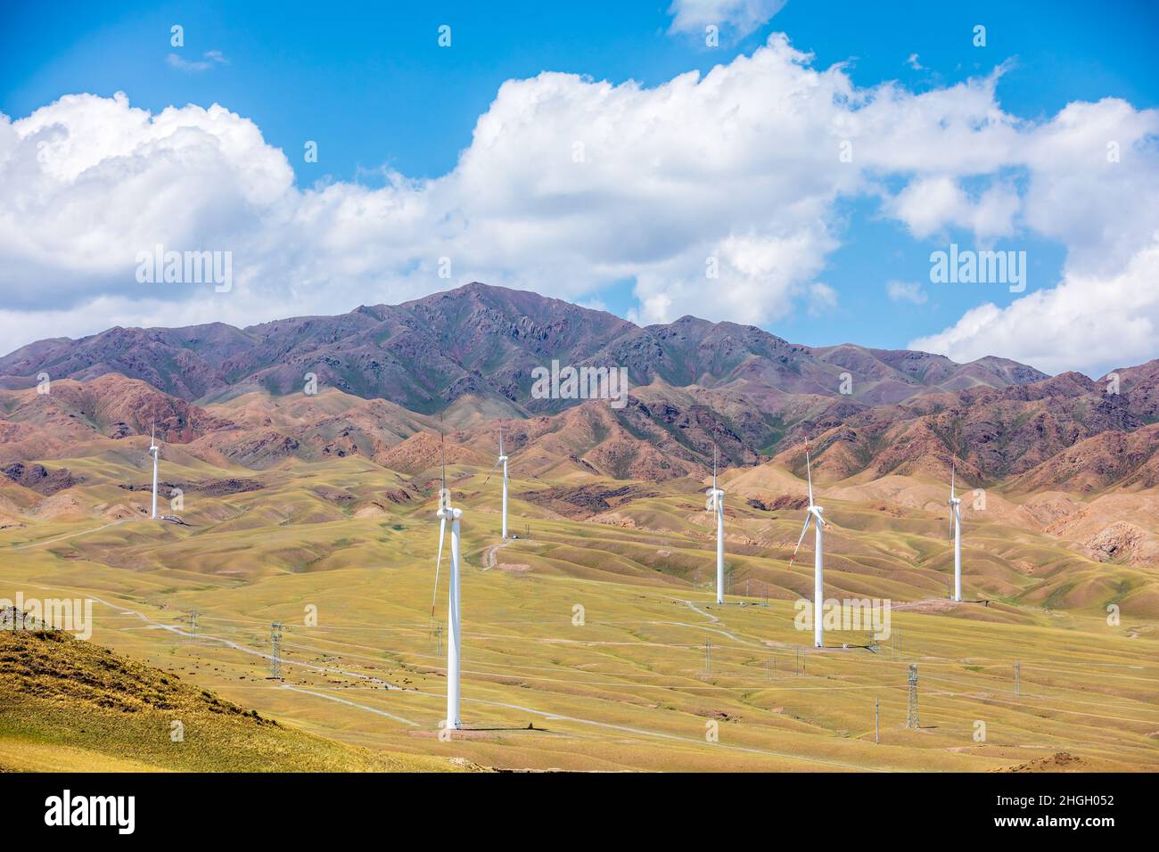 Stromerzeugung aus Windenergie und Naturlandschaft in den Bergen in Xinjiang, China. Stockfoto