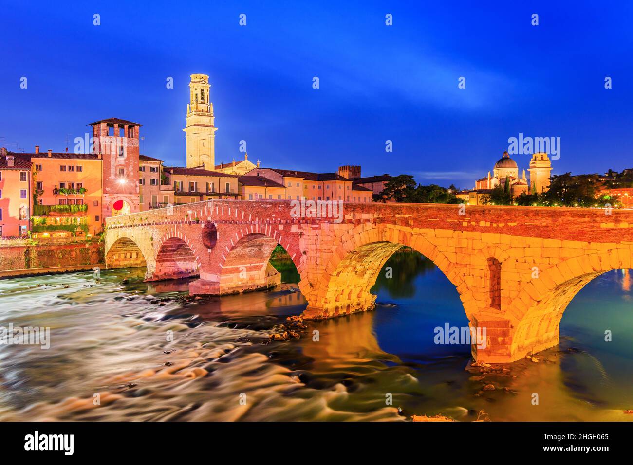 Verona, Italien. Die römische Ponte Pietra in Verona Stockfoto