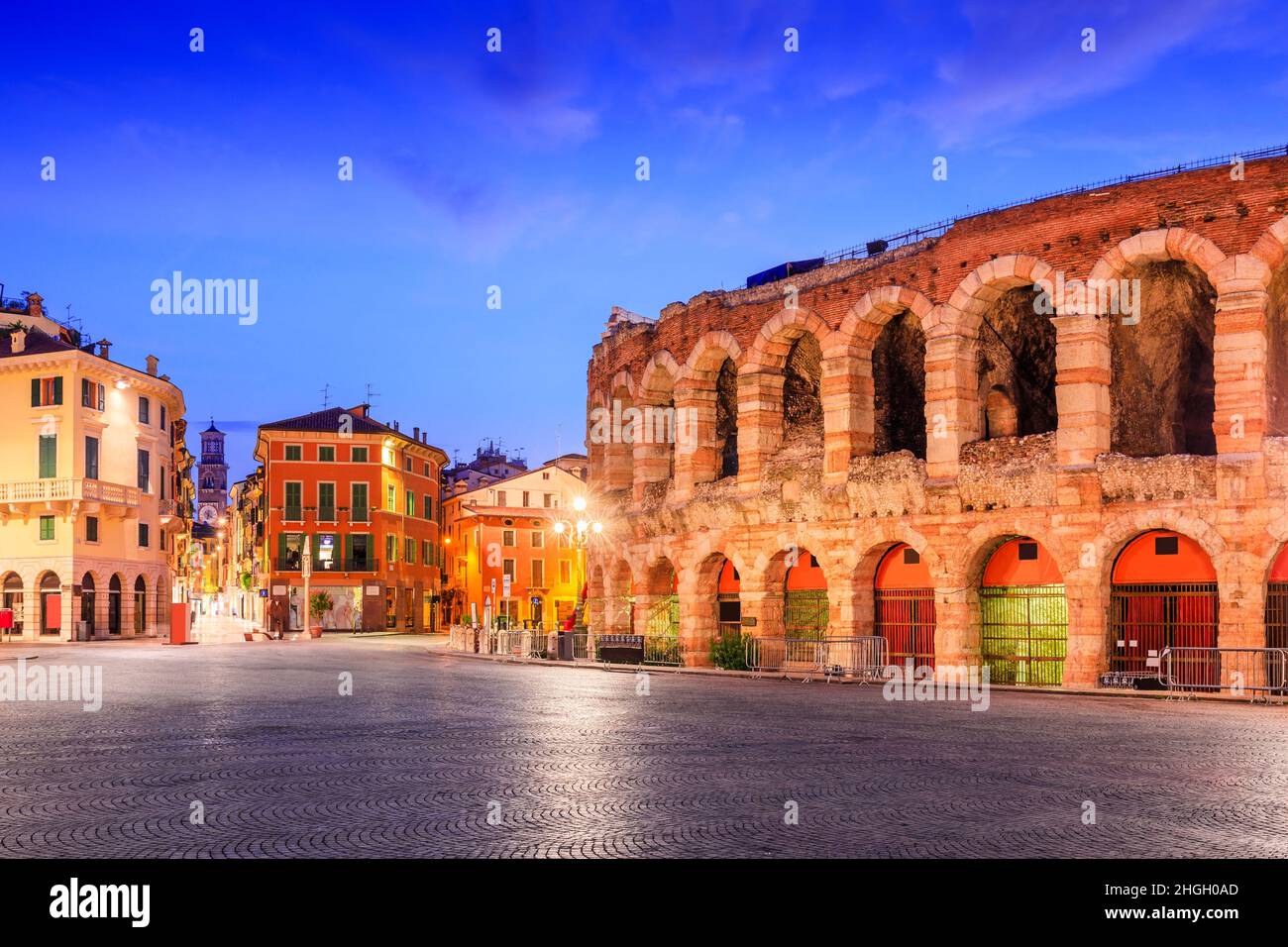 Verona, Italien. Die Arena von Verona, römisches Amphitheater auf der Piazza Bra. Stockfoto