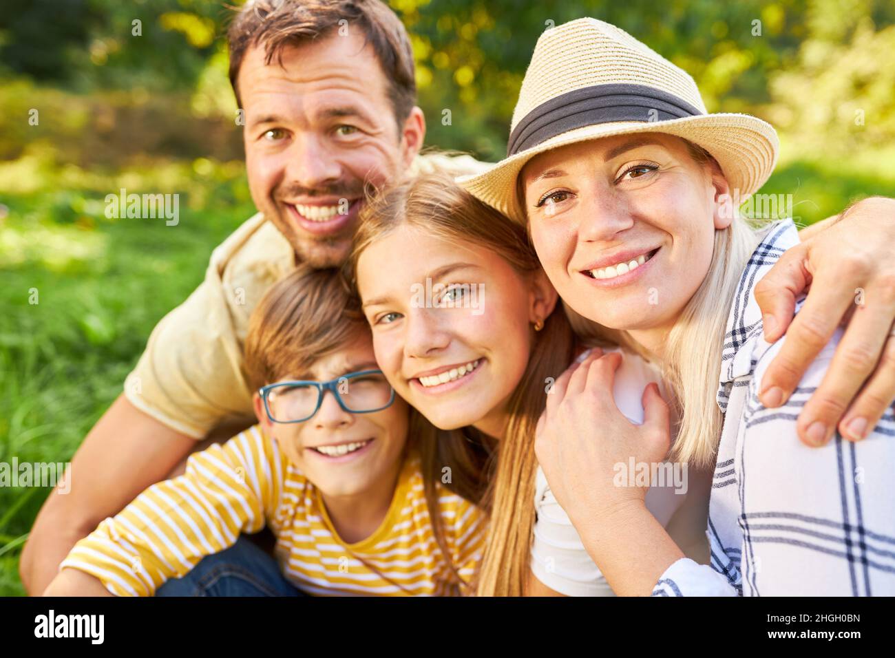 Glückliche Eltern und zwei Kinder als harmonische Familie im Sommerurlaub Stockfoto