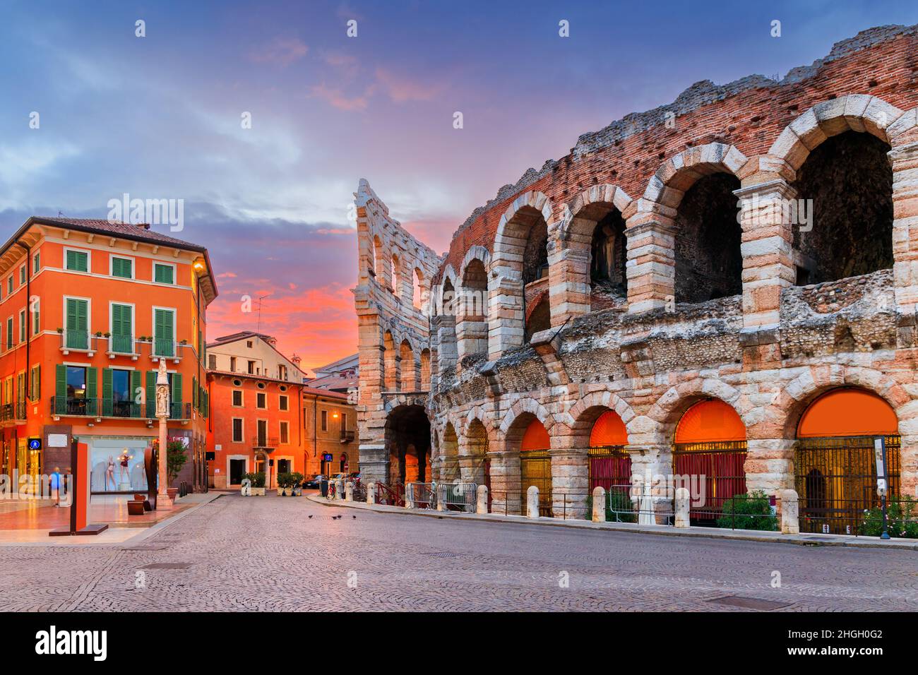 Verona, Italien. Die Arena von Verona, römisches Amphitheater auf der Piazza Bra. Stockfoto