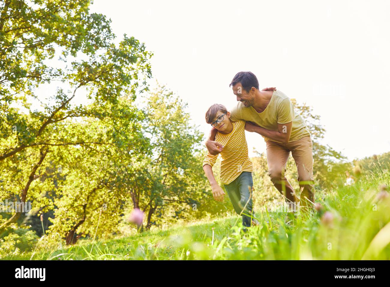 Vater und Sohn haben Spaß zusammen Ringen im Park im Sommer in der Natur Stockfoto