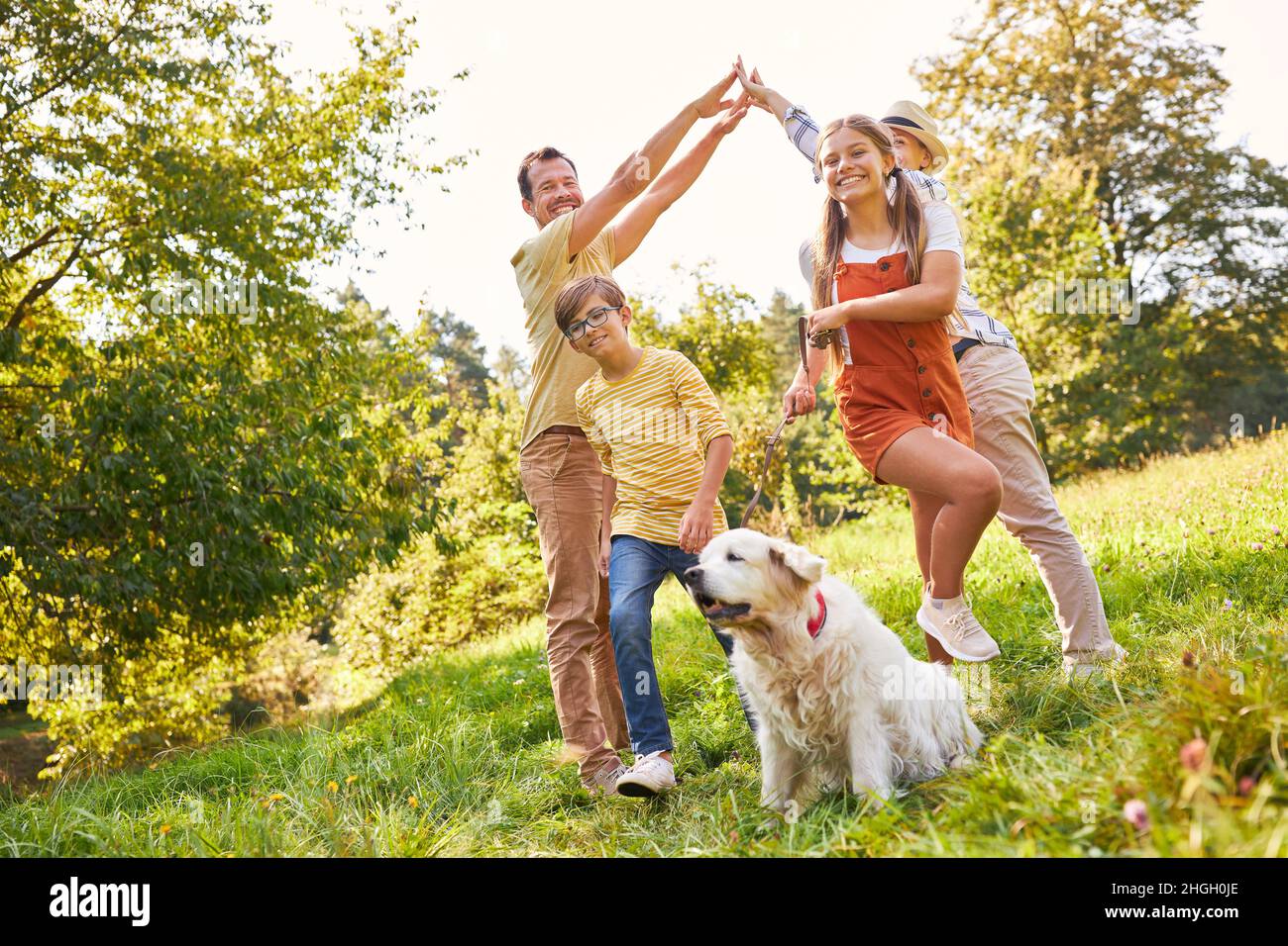 Kinder haben Spaß beim Spielen mit den Eltern auf einer Wiese im Sommer im Park Stockfoto