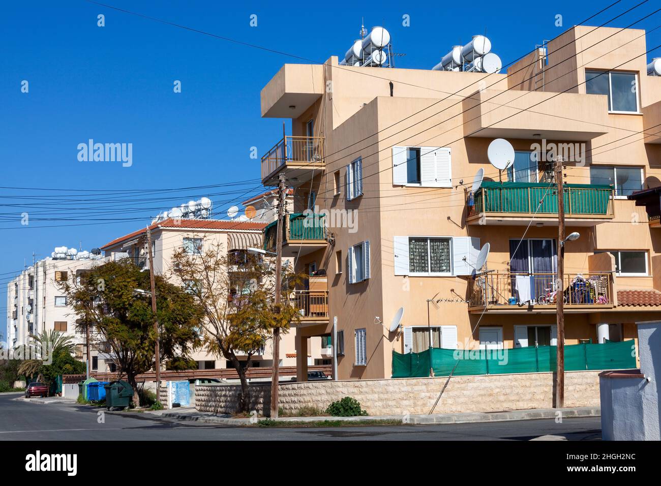 Neue moderne Gebäude mit flacher Apartmentarchitektur in Paphos (Pafos) auf der Mittelmeerinsel Zypern, die eine beliebte Urlaubsreise ist Stockfoto
