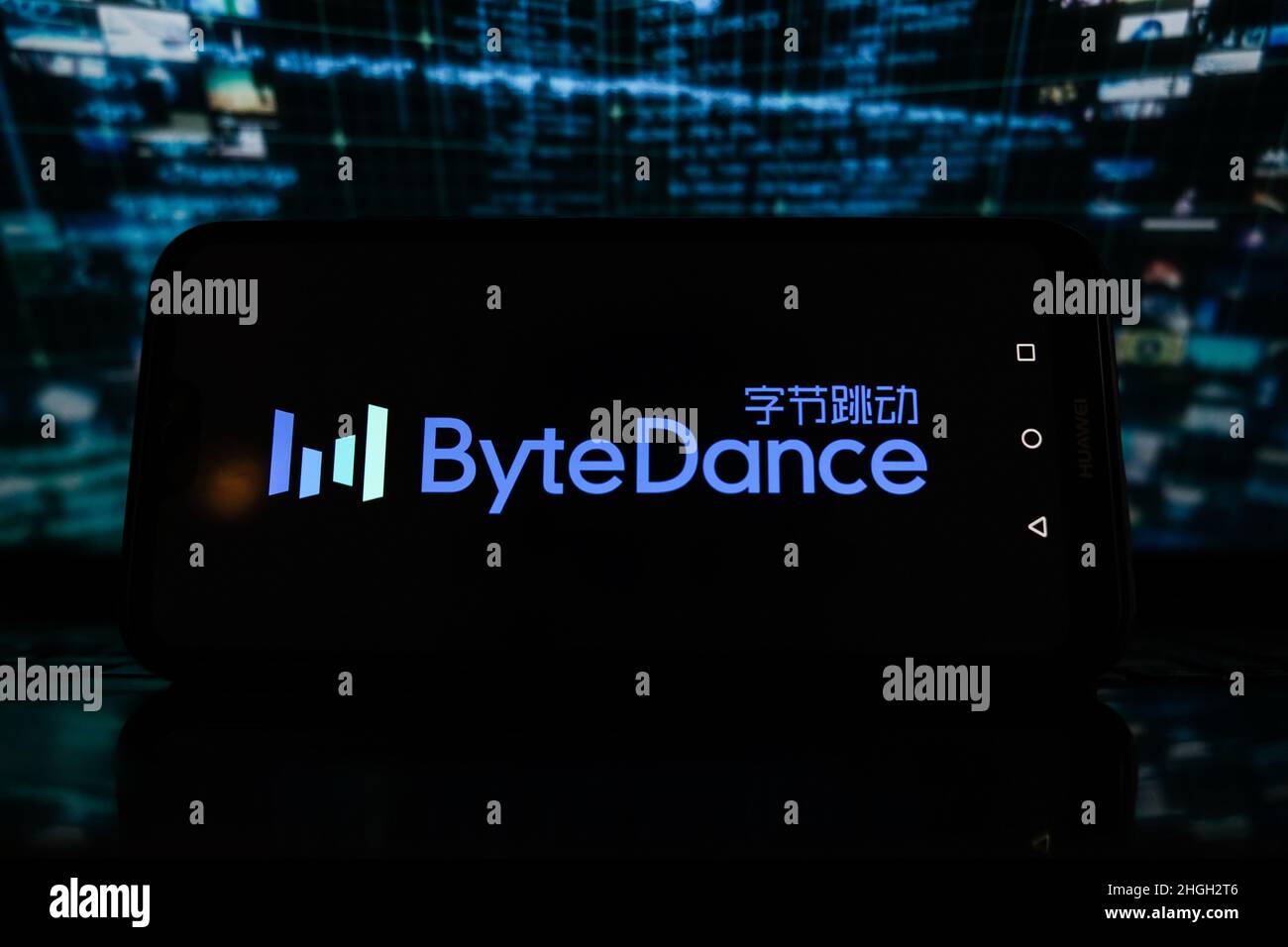 In dieser Abbildung wird ein Byte Dance-Logo auf einem Smartphone mit Börsenprozentsätzen im Hintergrund angezeigt. Stockfoto