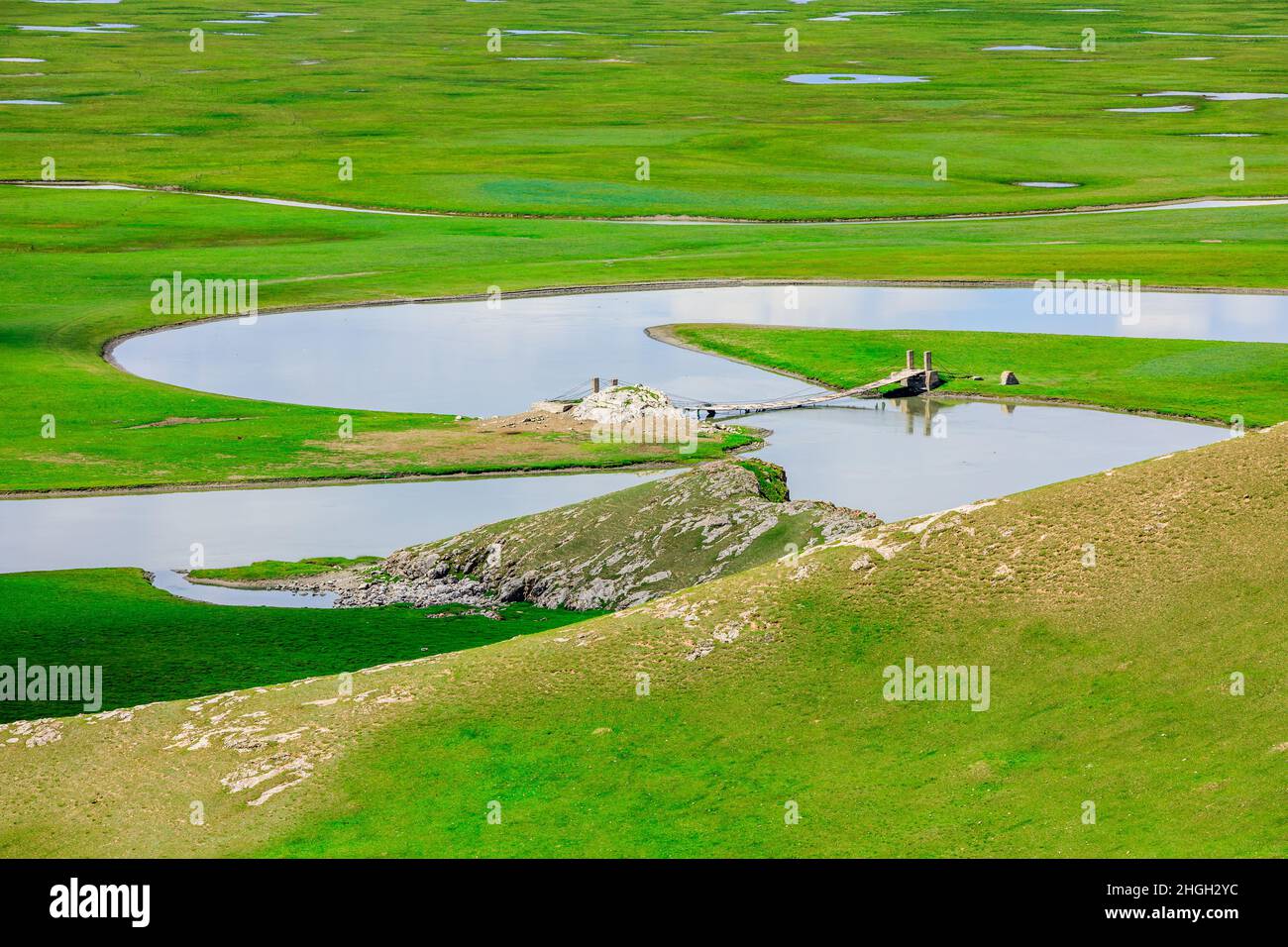 Bayinbuluke Grasland Naturlandschaft in Xinjiang, China.schönes Grasland und Berg mit Flusslandschaft. Stockfoto