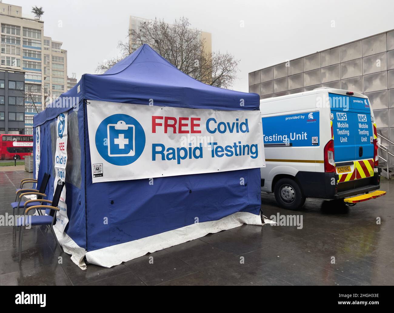 London Großbritannien - 19th. Januar 2022 - Kostenlose Schnelltest-Anlage, mobile Testeinheit, die Coronavirus-Testdienste für die Öffentlichkeit anbietet Stockfoto