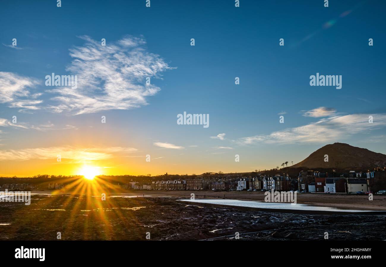 Sonnenaufgang im Morgengrauen über Milsey Bay, North Berwick, East Lothian, Schottland, Großbritannien Stockfoto