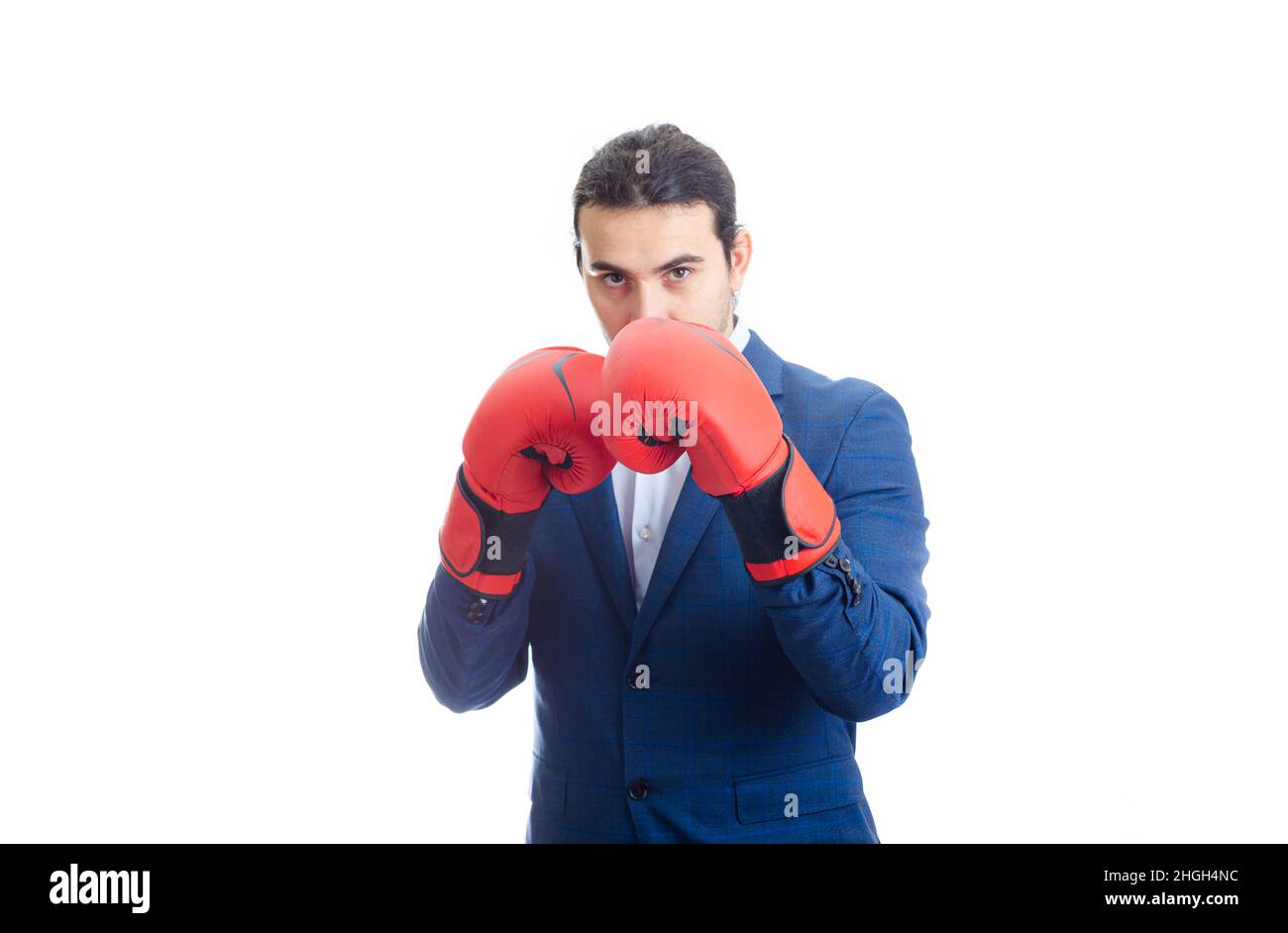 Geschäftsmann mit roten Boxhandschuhen steht in Kampfposition. Porträt einer entschlossenen Geschäftsperson, die für den Kampf auf weißem Hintergrund isoliert vorbereitet ist Stockfoto