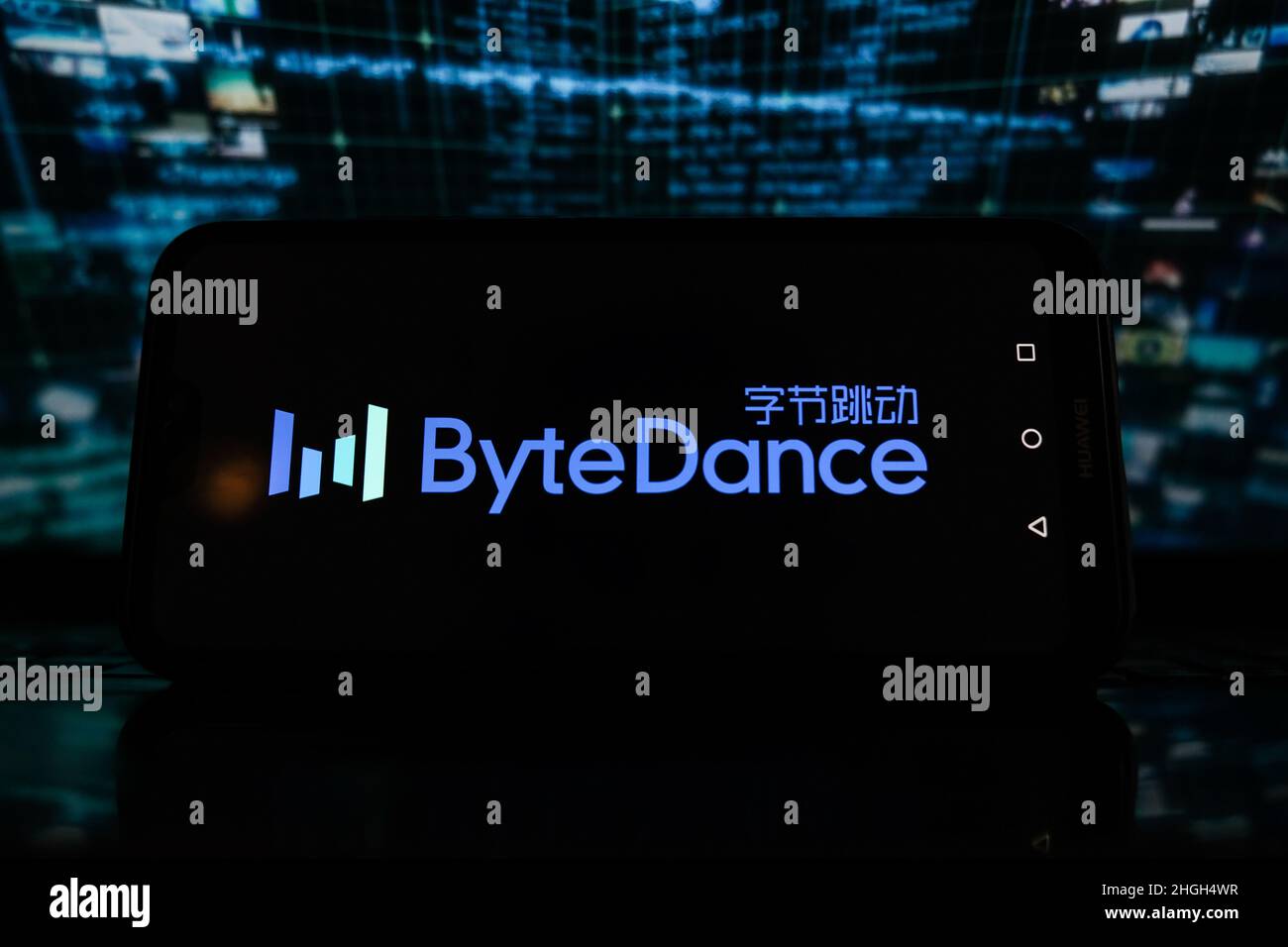 Polen. 21st Januar 2022. In dieser Abbildung wird ein Byte Dance-Logo auf einem Smartphone mit Börsenprozentsätzen im Hintergrund angezeigt. (Bild: © Omar Marques/SOPA Images via ZUMA Press Wire) Stockfoto