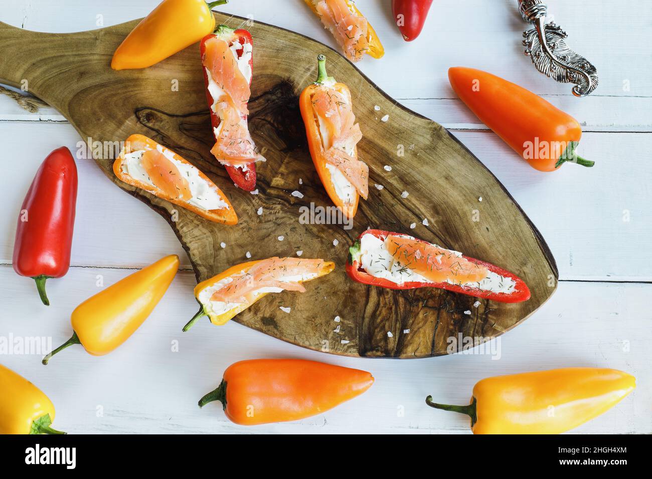 Blick von oben auf Keto Sushi, geräucherten Lachs und Frischkäse gefüllte Mini-Paprika, mit getrocknetem Dillkraut. Stockfoto