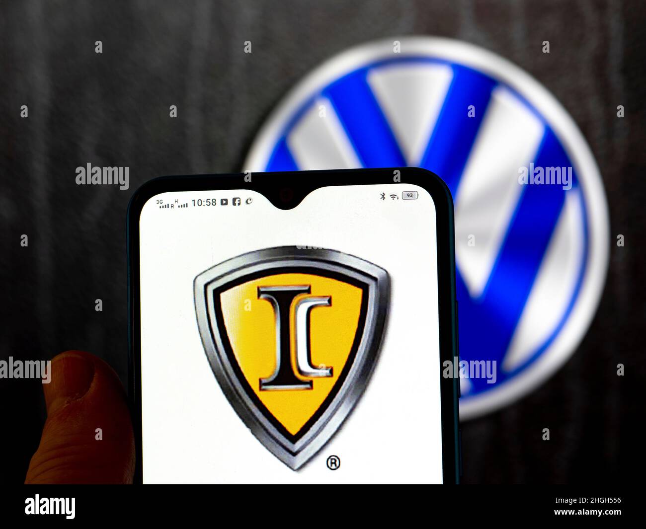 Ukraine. 21st Januar 2022. In dieser Abbildung ist das IC Bus-Logo auf einem Smartphone-Bildschirm mit einem Volkswagen AG-Logo im Hintergrund zu sehen. (Bild: © Igor Golovniov/SOPA Images via ZUMA Press Wire) Stockfoto