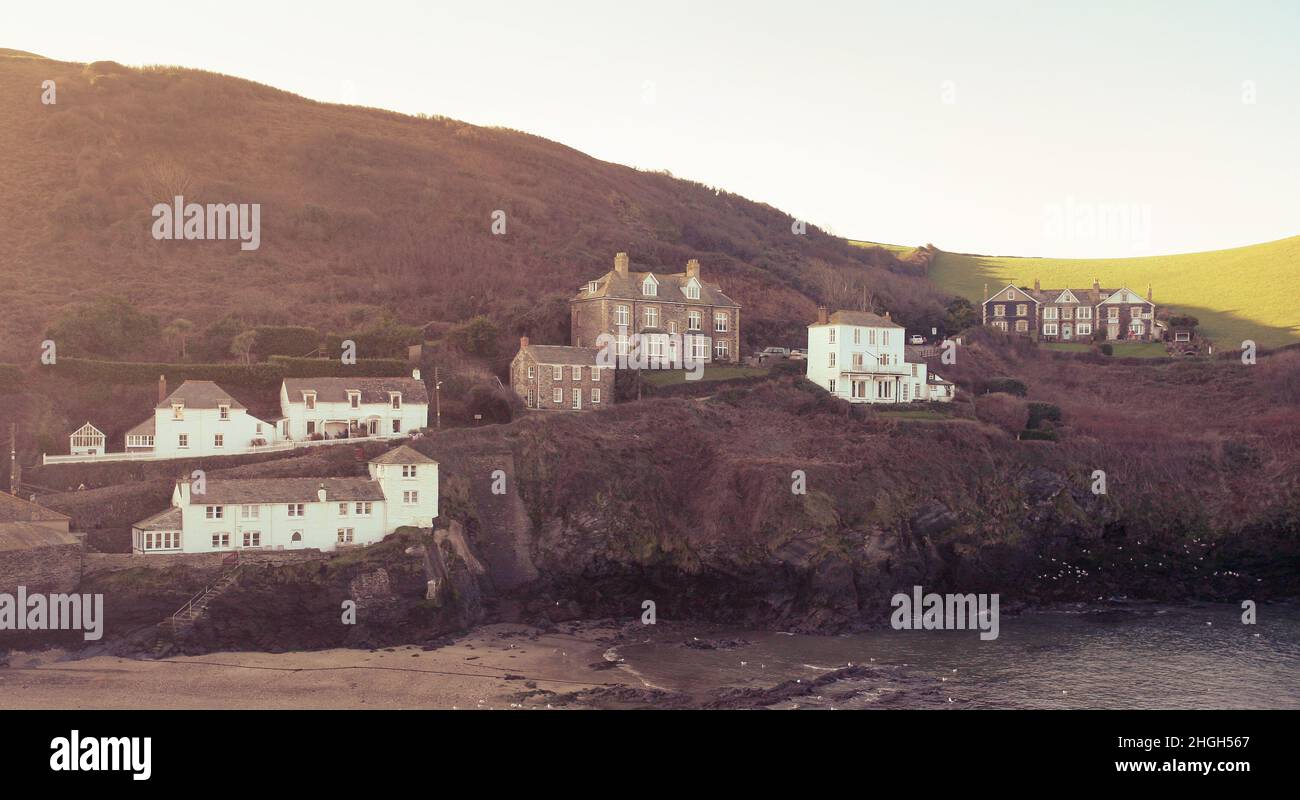 Cornish Port Isaac aus dem berühmten TV-Programm von Doc Martin, auf dem Hügel können die Gebäude aus der TV-Serie zu sehen, das Dorf heißt Portwenn in der TV-Comedy-Programm und hat sich zu einem touristischen Hotspot. Stockfoto
