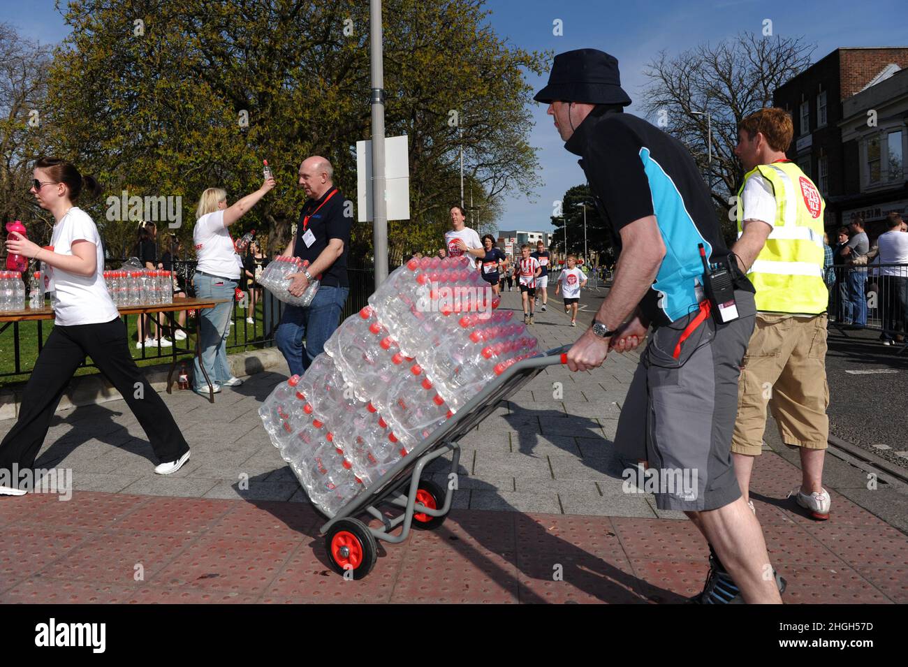 Auf einer Sportveranstaltung in Southampton aus dem Archiv vom 25th. März 2012 werden Paletten mit Wasserflaschen aus Kunststoff zu einer Wasserstation für Läufer gebracht Stockfoto