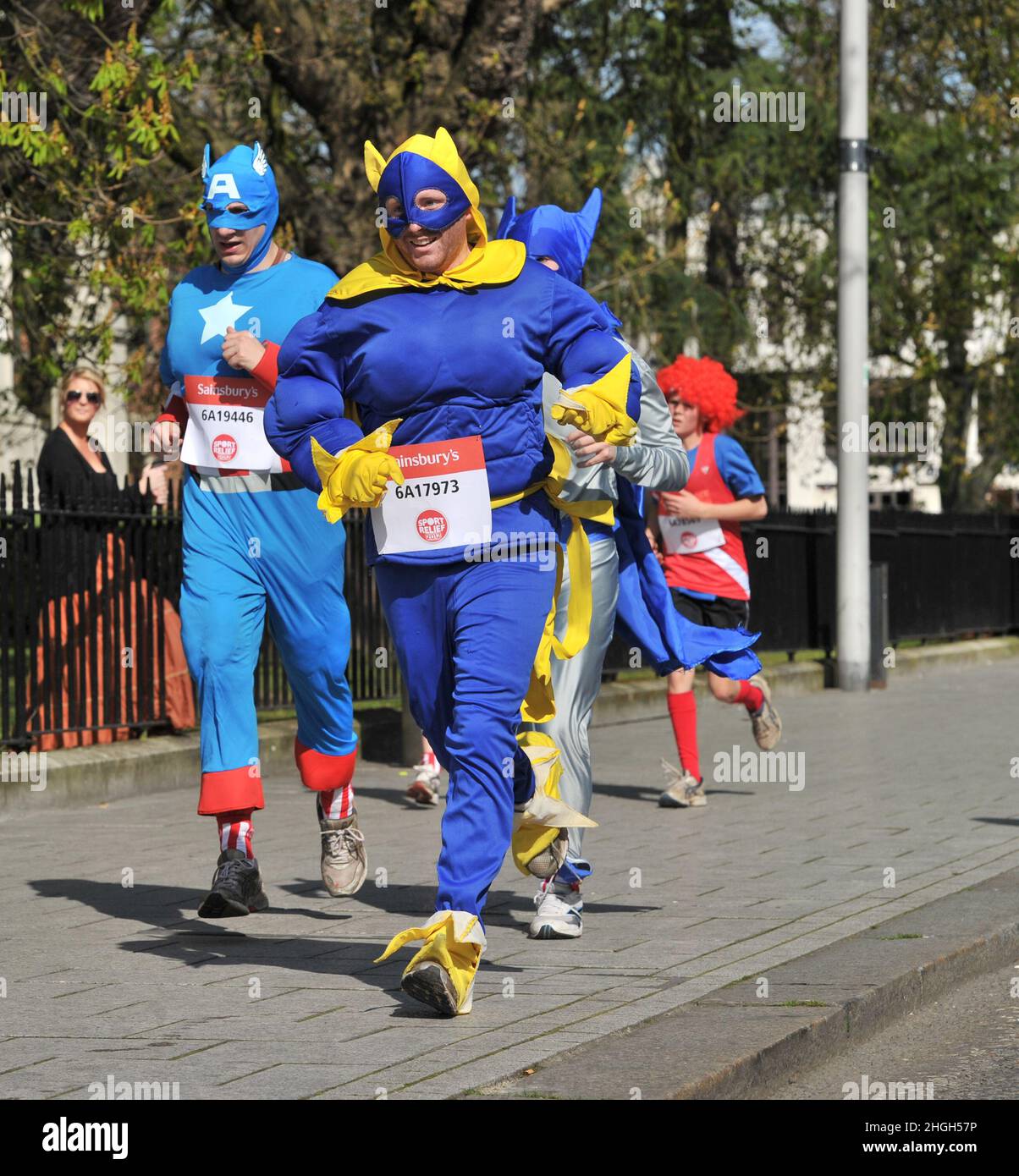 Charity Fun Läufer beim Sport Relief Run in Southampton an einem heißen Tag, gekleidet als Bananen- und Bananenmann. Aus dem Archiv 25th. märz 2012 Stockfoto