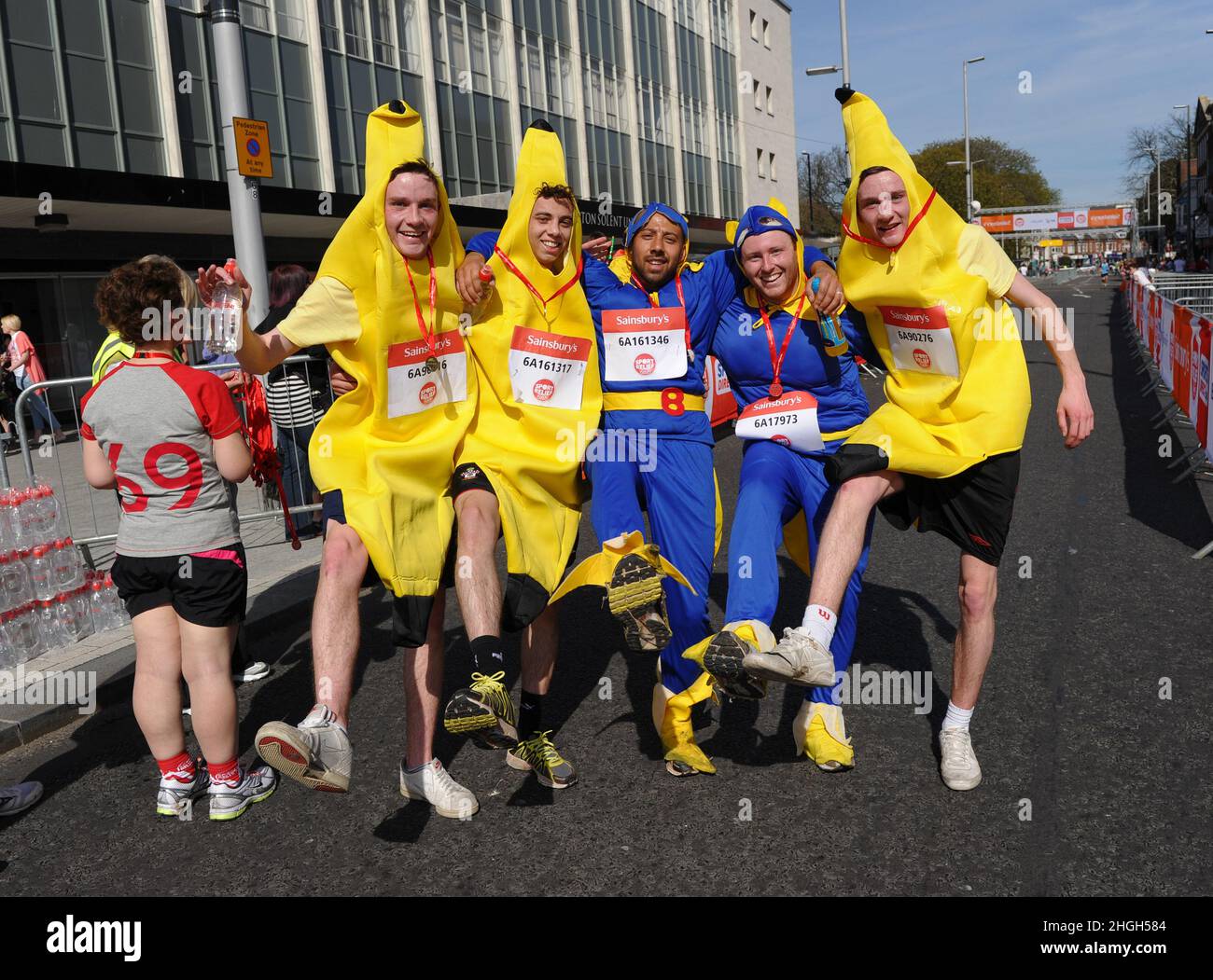 Charity Fun Läufer beim Sport Relief Run in Southampton an einem heißen Tag, gekleidet als Bananen- und Bananenmann. Aus dem Archiv 25th. märz 2012 Stockfoto