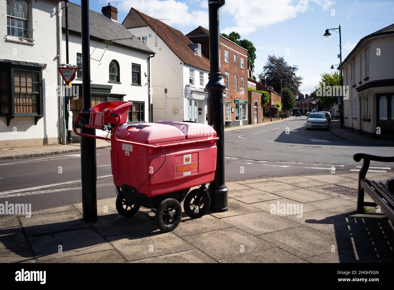 Royal Mail Postwagen in der Marktstadt Romsey hampshire abgebildet geparkt, während Post Person liefert Post. Stockfoto