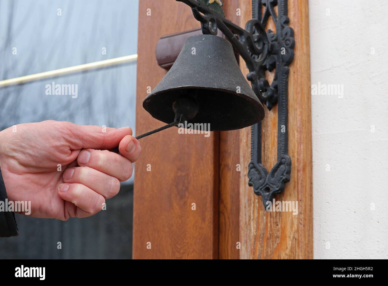 Traditionelle alte Tür Metallglocke für Ring auf Holztür. Stockfoto
