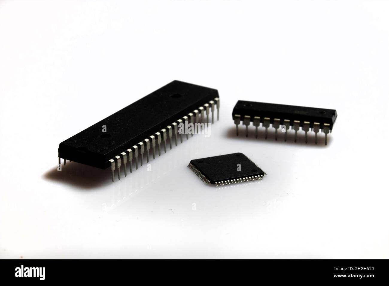 Elektronische Komponenten. Mikroprozessoren auf weißem Hintergrund Stockfoto