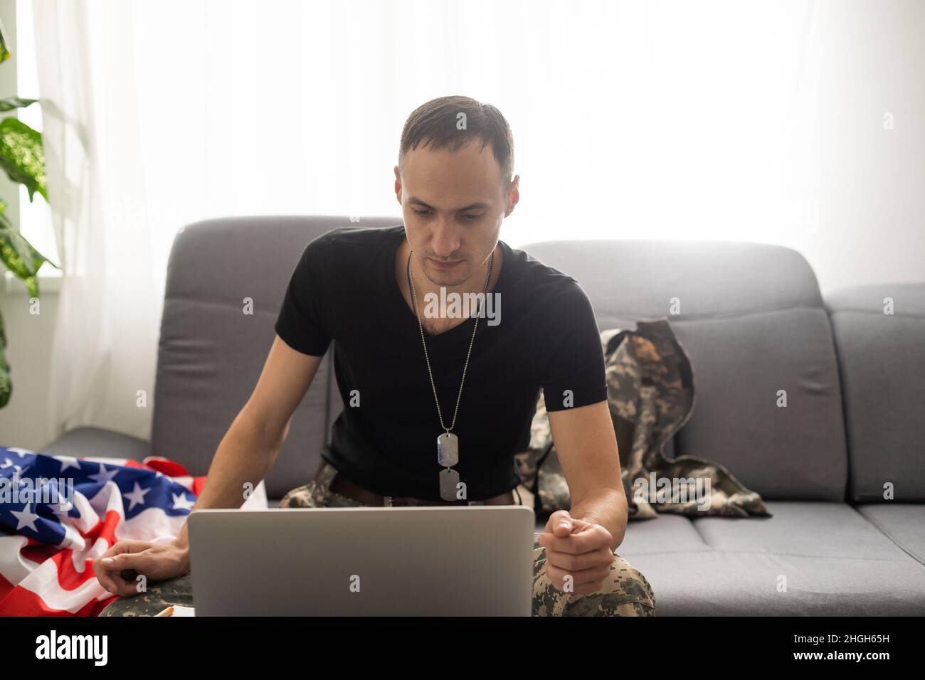 USA militärisches Geheimdienstkontrollzentrum. Amerikanischer Soldat auf einer Mission im Hauptquartier Stockfoto