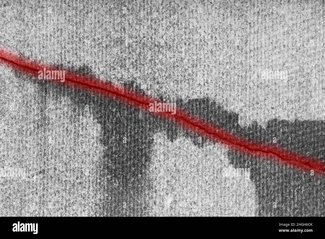 Riss auf Schiefer-Struktur, beschädigte Oberfläche, gebrochene verwitterte Textur, Delle Material Hintergrund, Nahaufnahme. Stockfoto