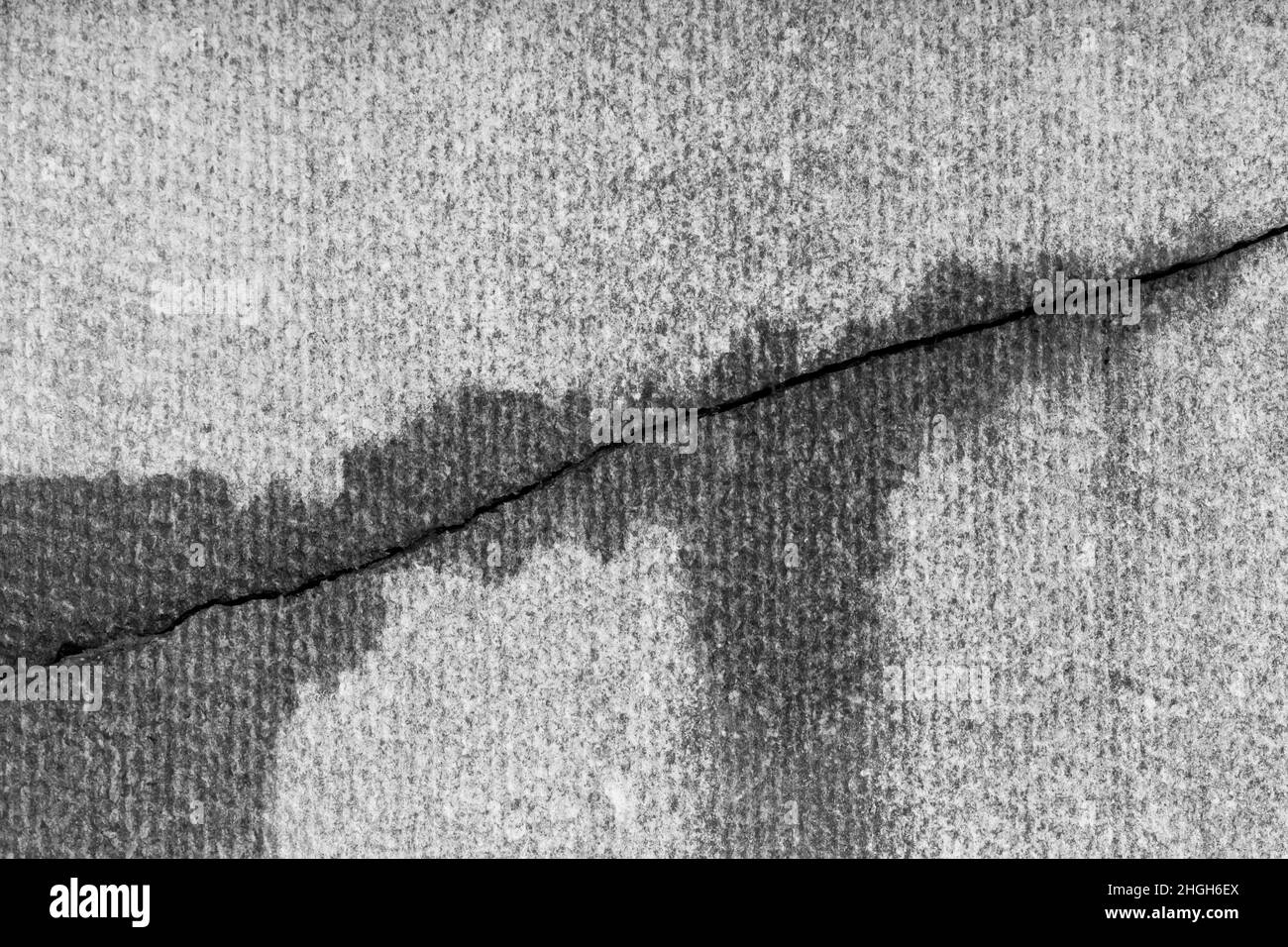 Riss auf Schiefer-Struktur, beschädigte Oberfläche, gebrochene verwitterte Textur, Delle Material Hintergrund, Nahaufnahme. Stockfoto