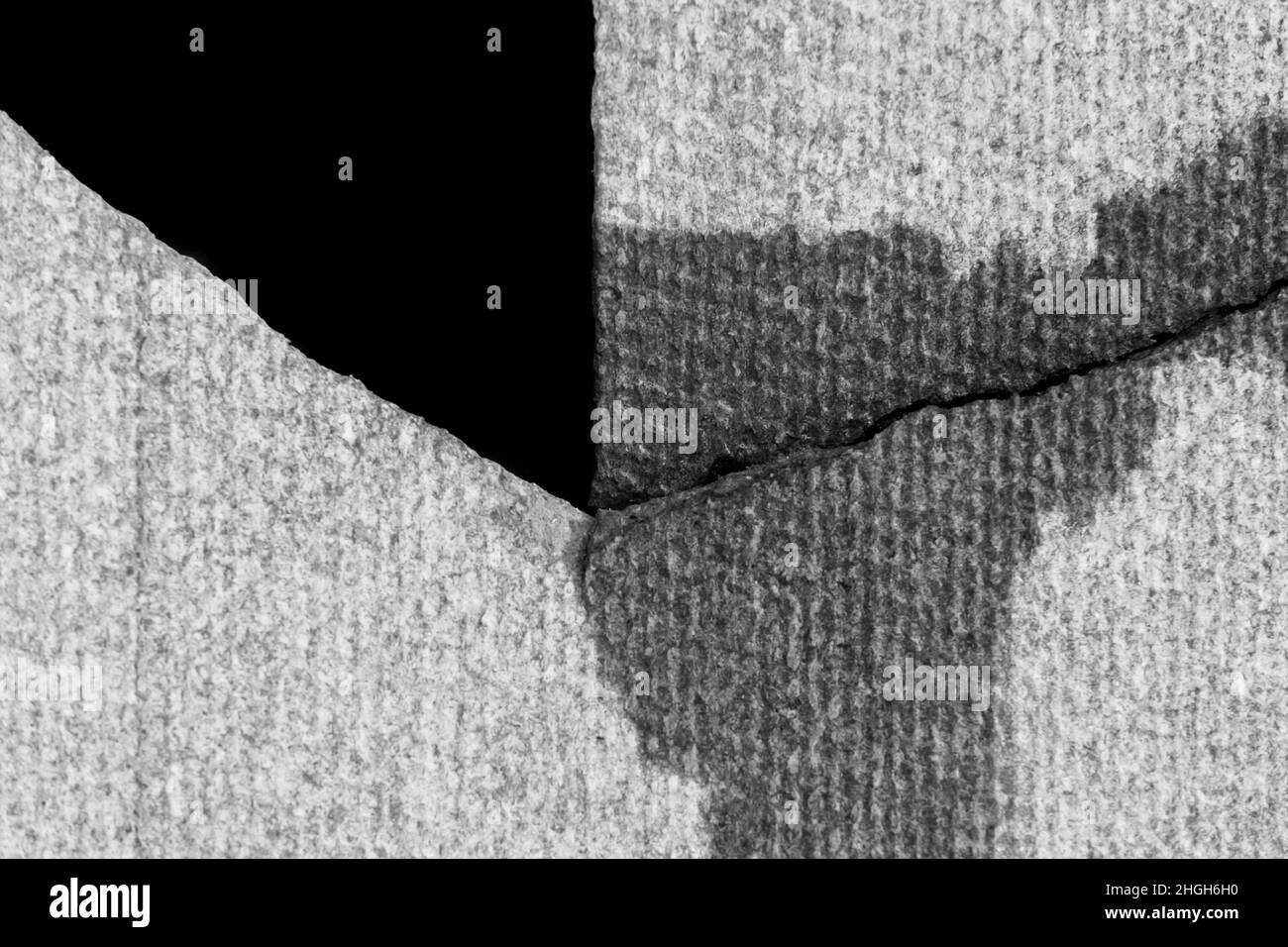 Riss auf Schiefer-Struktur, beschädigte Oberfläche, gebrochene verwitterte Textur, Delle Material Hintergrund, Nahaufnahme. Stockfoto