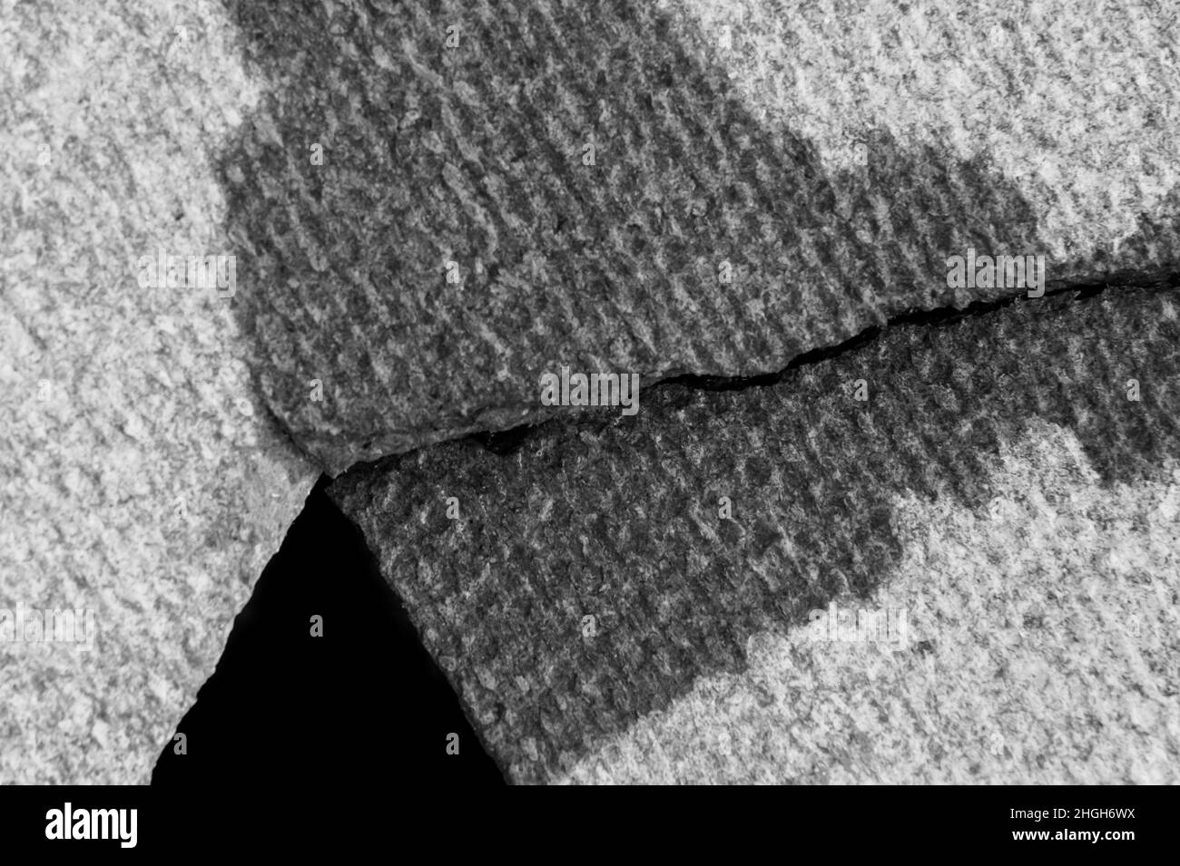 Riss auf Schiefer-Struktur, beschädigte Oberfläche, gebrochene verwitterte Textur, Delle Material Hintergrund, Nahaufnahme. Stockfoto