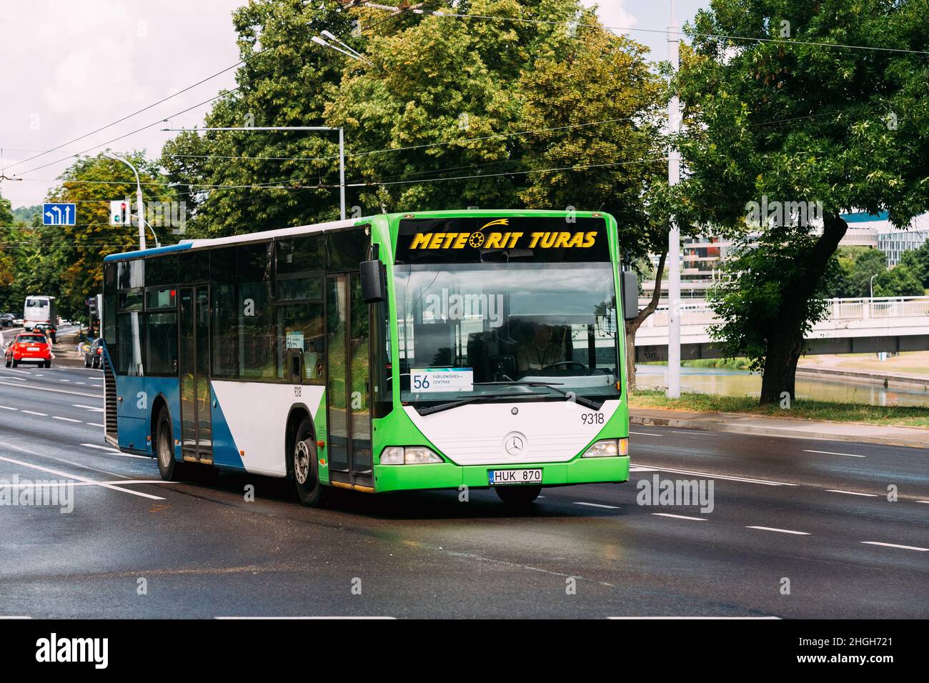 Vilnius, Litauen. Öffentlicher Mercedes-benz Bus auf der Summer A. Gostauto Street in Vilnius, Litauen. Routennummer 56 Stockfoto