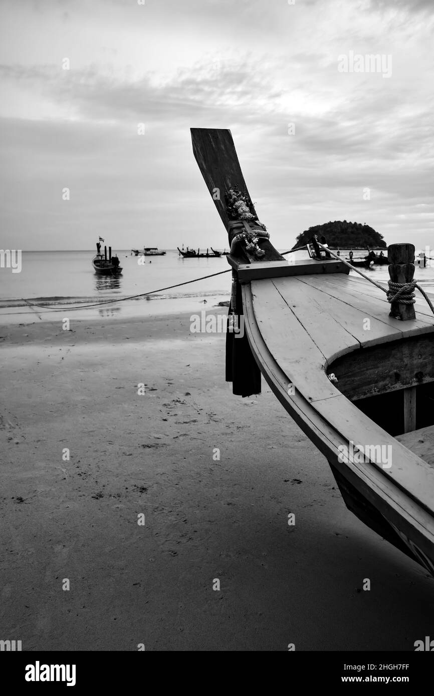 Thailändisches Langschwanz-Boot am Strand am Meer, Phuket, Thailand. Schwarzweiß-Fotografie, Seestücke Stockfoto