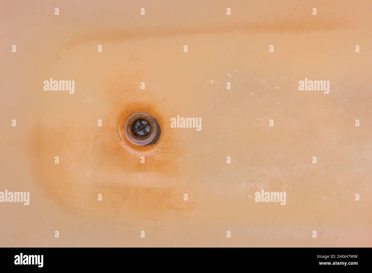 Altes, dreckiges Bad mit Rost und einem Loch, um unreines Wasser in die Kanalisation zu leiten. Stockfoto