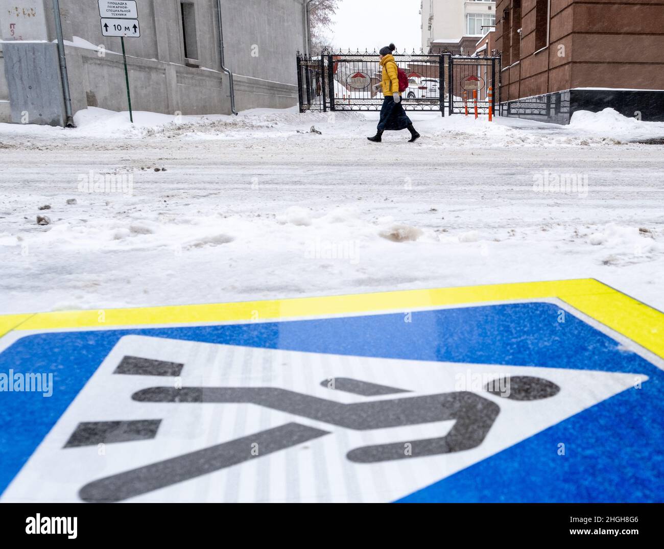 Frau an der Fußgängerüberführung im Winter. Russland. Moskau Stockfoto