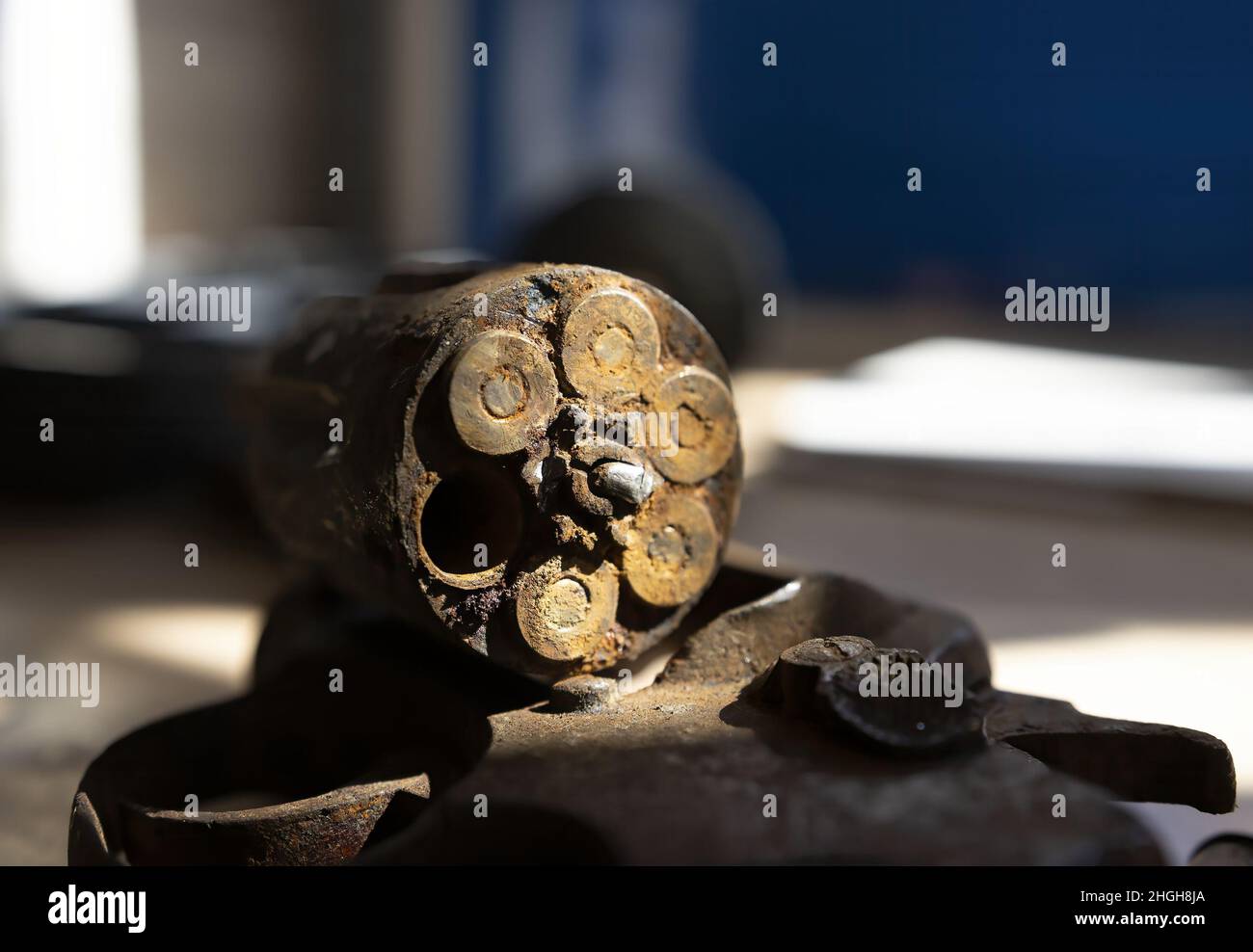 Alte rostige Revolver, isoliert, Pistolenmechanismus Stockfoto