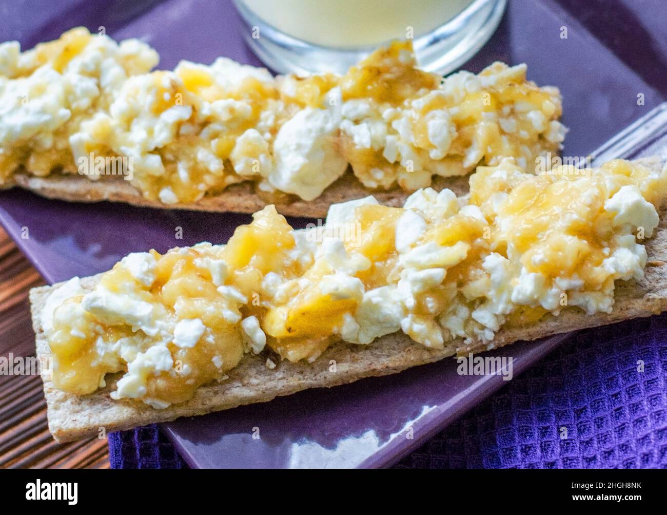 Diätbrot. Brotmarmelade mit Quark und Obst. Stockfoto