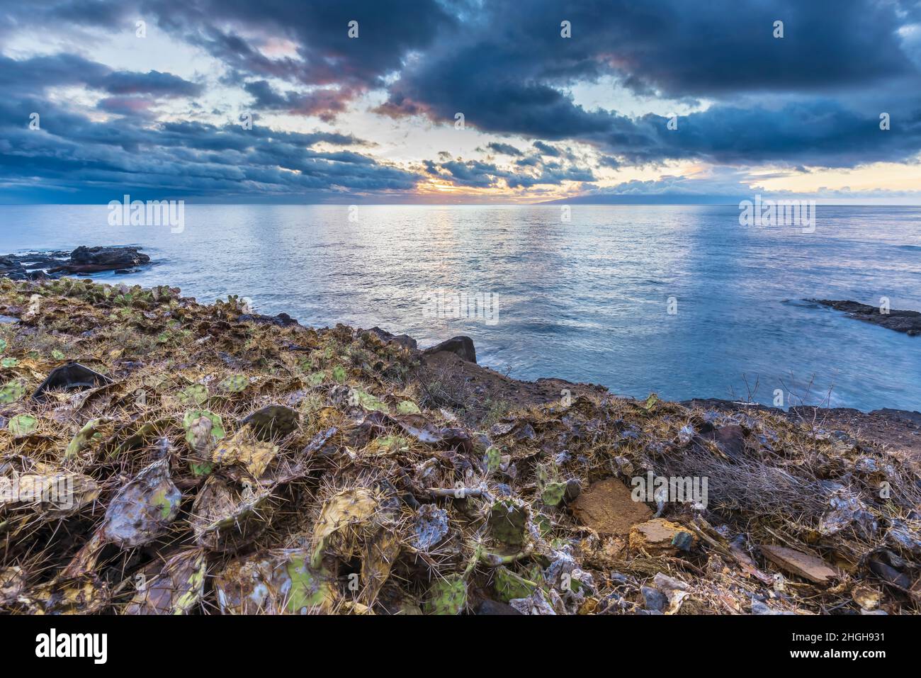 Schöner Sonnenuntergang an der kanarischen Inselküste von Teneriffa mit Felsen und bluewater Stockfoto