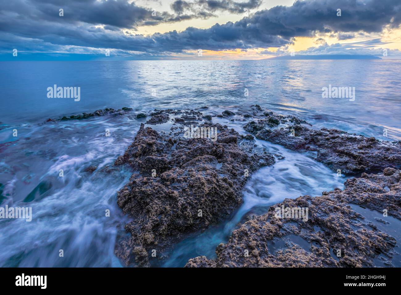 Schöner Sonnenuntergang an der kanarischen Inselküste von Teneriffa mit Felsen und bluewater Stockfoto