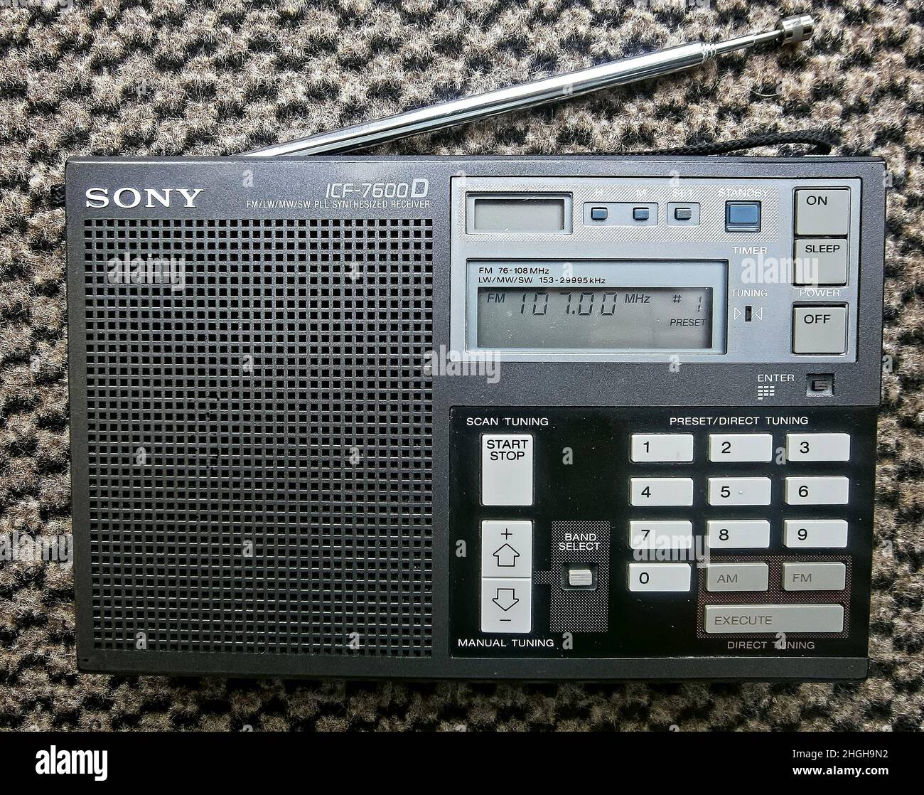 Sony ICF-7600D 4-Band-Synthesizer-Receiver im Retro-DESIGN Stockfoto