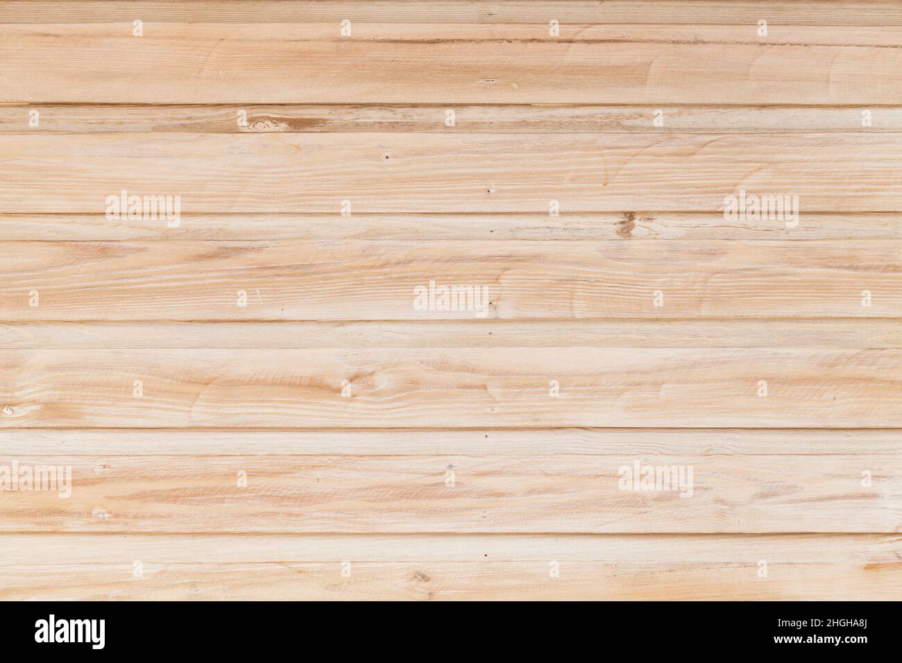 Holzwand aus unfarbigen Kiefernplanken. Vorderansicht, Hintergrundfotostruktur Stockfoto