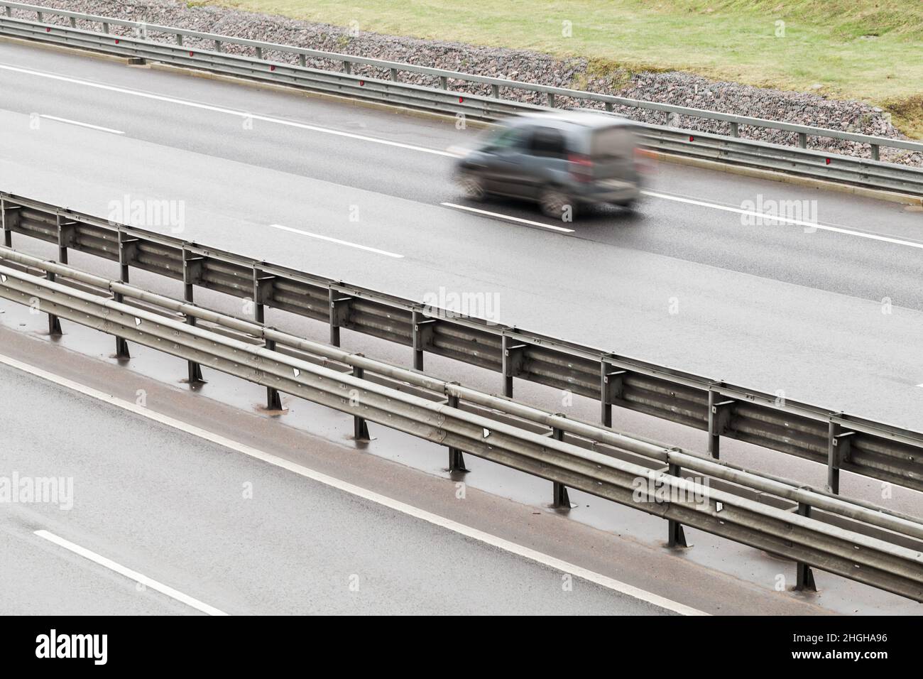 Schnell verschwommen Auto ist auf einer Autobahn mit Trennungsstruktur, abstrakte Transport Hintergrundbild Foto Stockfoto
