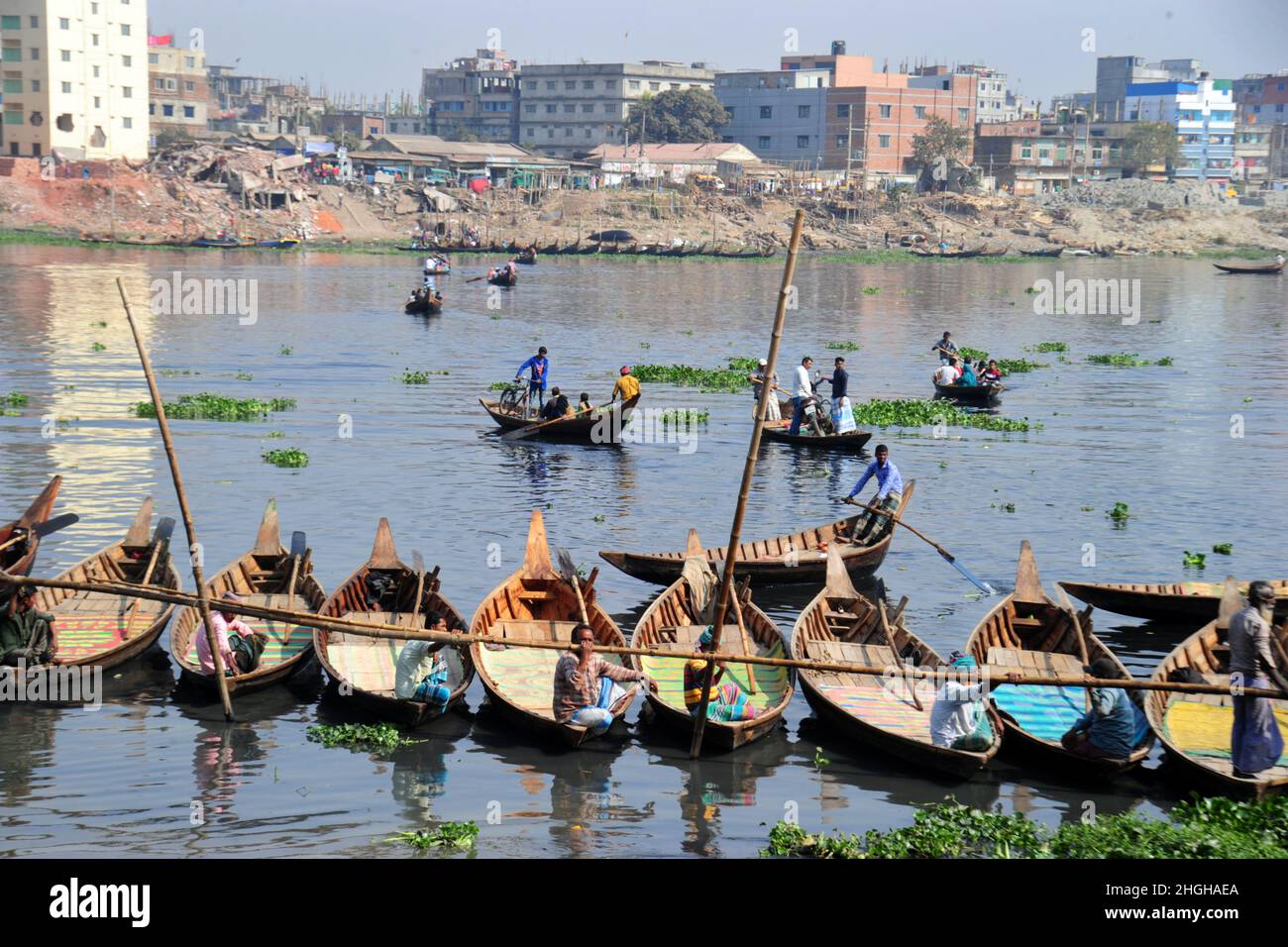 Verschmutzter Buriganga-Fluss in Dhaka, Bangladesch. Der Buriganga-Fluss, der durch die Stadt Dhaka fließt, ist heute einer der am stärksten verschmutzten Flüsse in Bangladesch Stockfoto