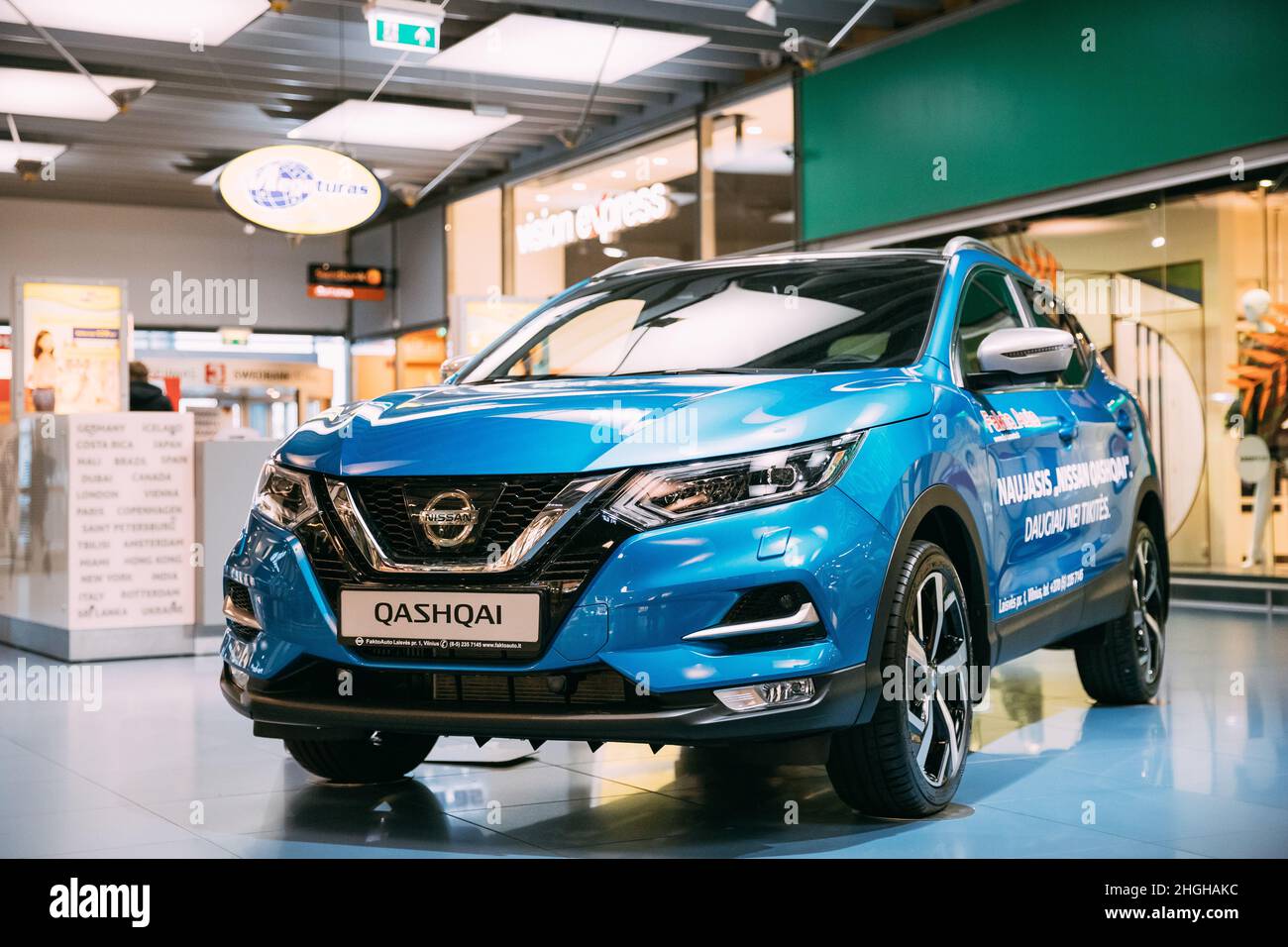 Blaue Farbe kompakte Crossover-SUV-Auto Nissan Qashqai in der Halle des Einkaufszentrums. SUV des japanischen Automobilherstellers Nissan seit 2006 Stockfoto
