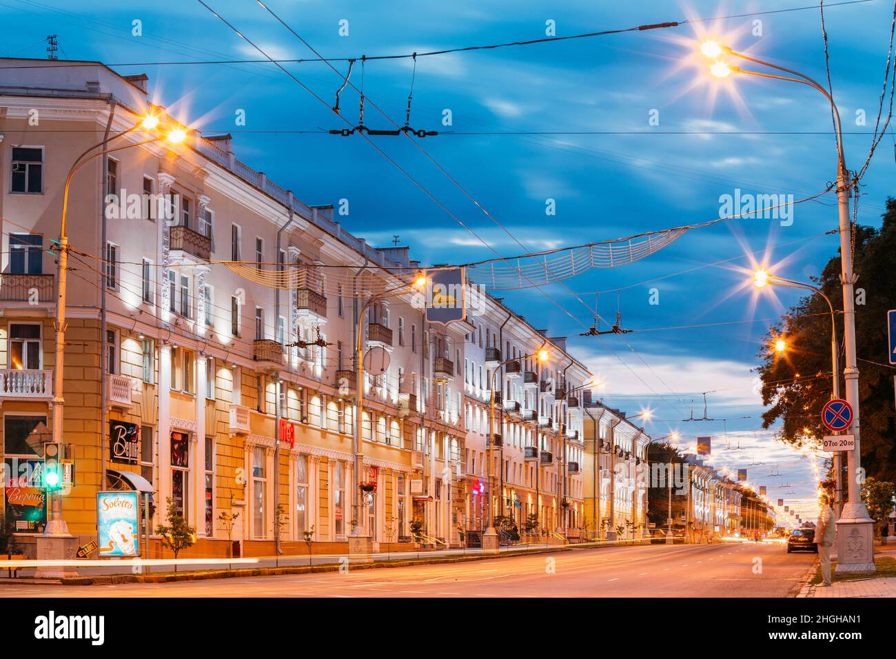 Gomel, Weißrussland. Verkehrs- und Lichtwege auf der Lenin Avenue in Eveining oder bei Nacht. Straße Bei Nacht Bei Langzeitbelichtung Stockfoto