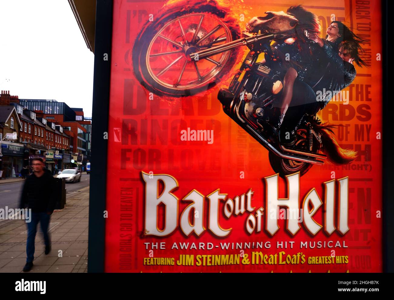 Ein Plakat für bat Out of Hell, das Musical im New Wimbledon Theatre im Südwesten Londons. DER US-Sänger Meat Loaf, zu dessen Hits auch bat Out of Hell gehörte, ist im Alter von 74 Jahren verstorben, hieß es in einer Erklärung auf seiner offiziellen Facebook-Seite. Bilddatum: Freitag, 21. Januar 2022. Stockfoto