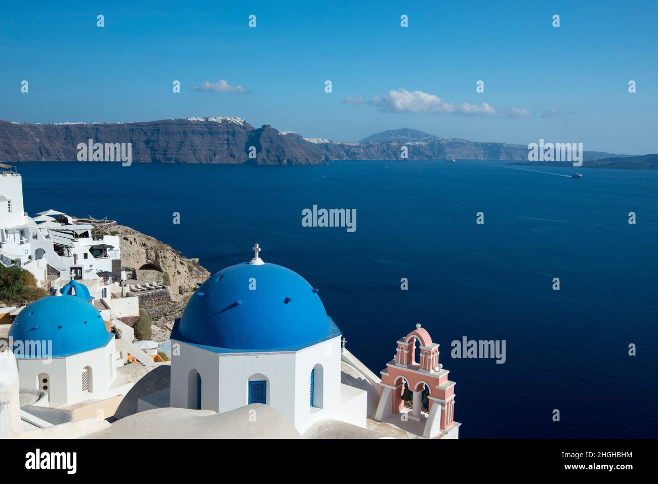 Ein Blick von der Insel Santorini über die Ägäis mit blauen Kuppelkirchen in Oia. Stockfoto