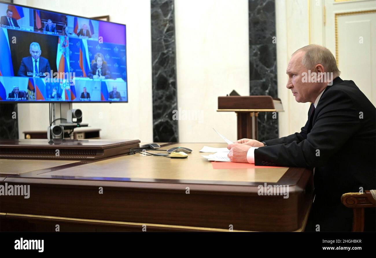 Moskau, Russland. 21st Januar 2022. Der russische Präsident Wladimir Putin hält am 21. Januar 2022 in Moskau, Russland, ein Treffen mit den ständigen Mitgliedern des Sicherheitsrats über eine Videokonferenz seines Kreml-Büros ab. Quelle: Alexei Nikolsky/Kremlin Pool/Alamy Live News Stockfoto