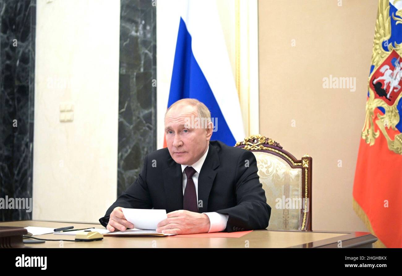 Moskau, Russland. 21st Januar 2022. Der russische Präsident Wladimir Putin hält am 21. Januar 2022 in Moskau, Russland, ein Treffen mit den ständigen Mitgliedern des Sicherheitsrats über eine Videokonferenz seines Kreml-Büros ab. Quelle: Alexei Nikolsky/Kremlin Pool/Alamy Live News Stockfoto